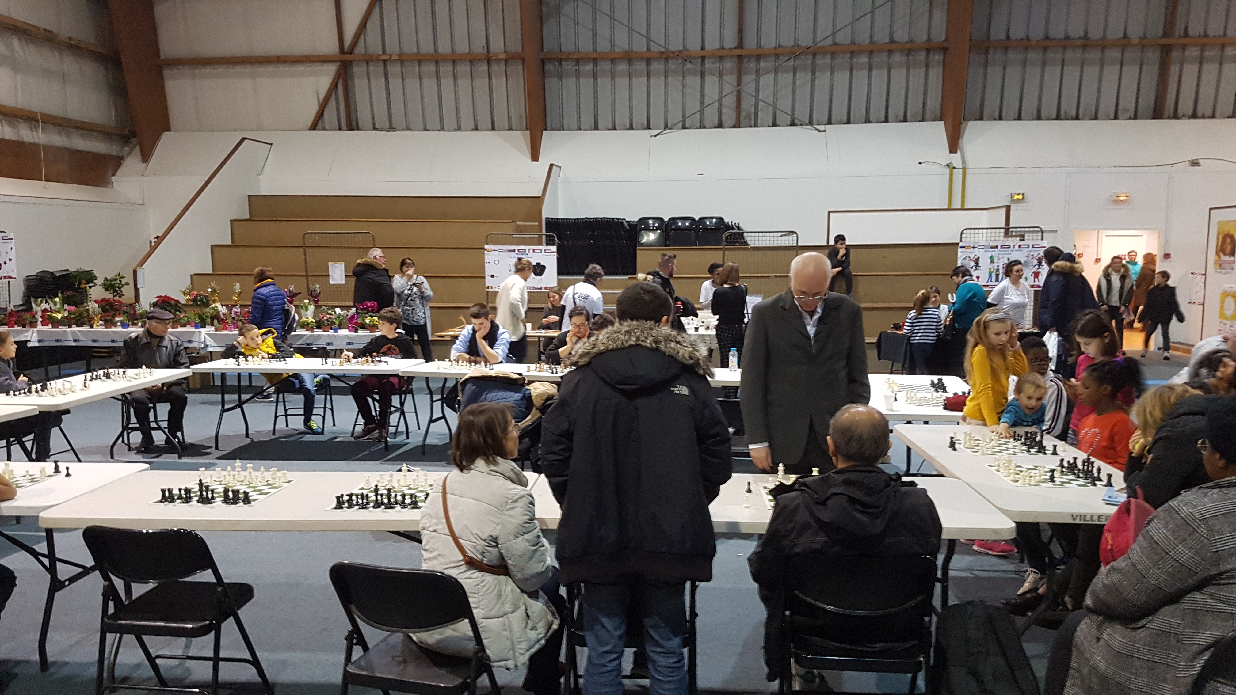 Le Maître FIDE Gilbert Grimberg qui joue des parties simultanées au Téléthon 2019 de Villepreux